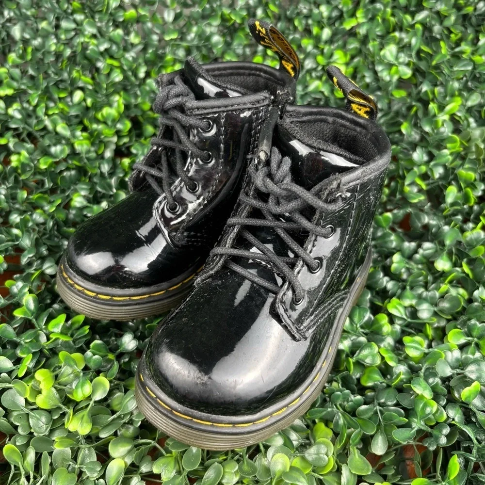 DR.MARTENS 1460BLACK PATENT LAMPER BOOTS  Size 6 Kids